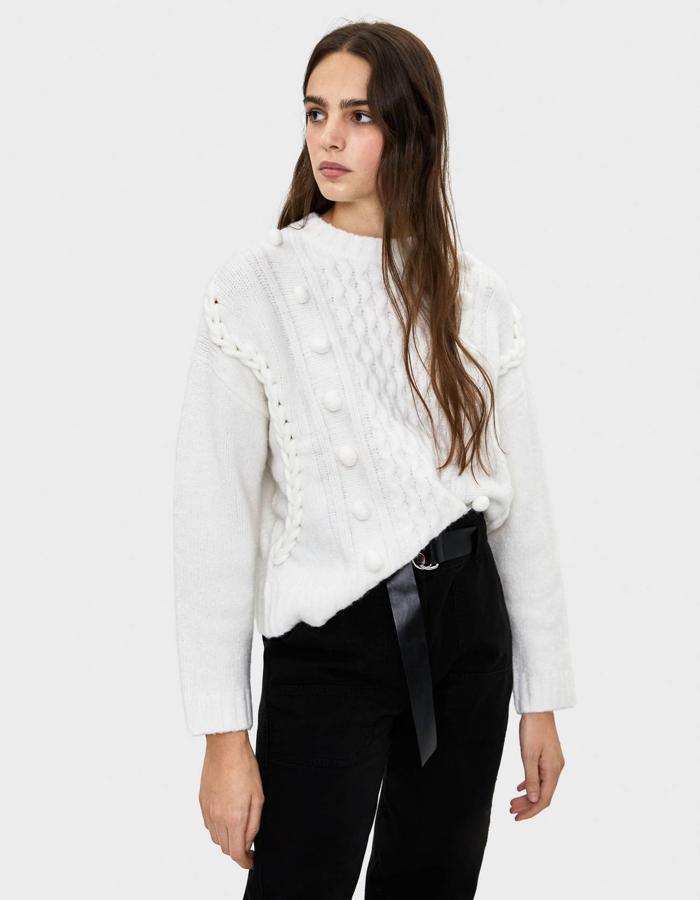 En la firma de Inditex han mezclado ochos, pompones y punto trenzado en la misma prenda. Pero no da ninguna sensación de ser una prenda recargada, sino todo lo contrario. Este jersey cuesta 29,99 euros.