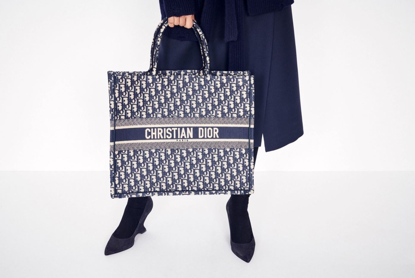 Y un bolso tendencia como el Tote de Dior (2.100 euros). Si puedes, personalízalo con tu nombre, como las influencers.