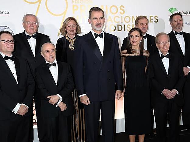 De izquierda a derecha, y en primera línea: José María Nieto, Gabriel Albiac, el Rey, la Reina y José Luis Corripio; en segunda fila y de derecha a izquierda: Bieito Rubido, Ignacio Ybarra, Catalina Luca de Tena y Manuel Azuaga