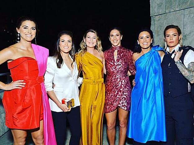 Pompeo acompañada de algunas integrantes del equipo de fútbol femenino de EEUU.