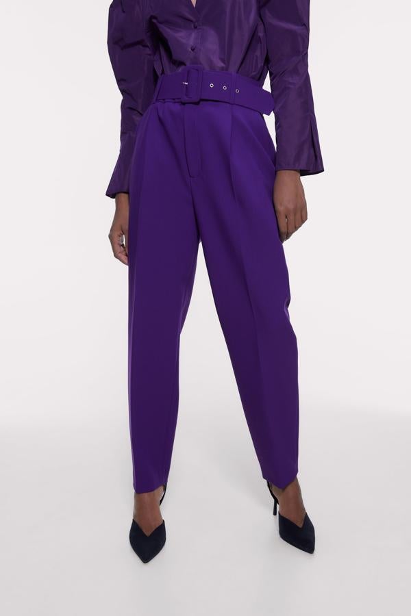 Si quieres salir del socorrido negro propio de la fiesta, este pantalón de tiro alto con bolsillos delanteros y cinturón forrado a tono en color morado puede ser una excelente elección. Puedes encontrarlo en Zara por 29,95 euros, aunque se ha agotado en las tallas XS, S y XL.