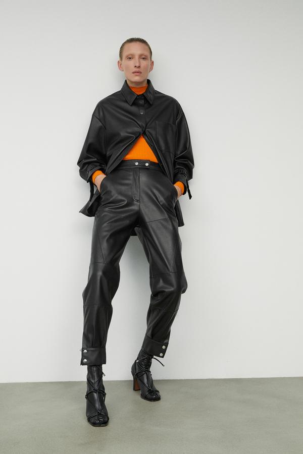 El efecto piel, una de las tendencias de la temporada, también llega a la cita festiva con un pantalón jogging con bajos con cierres de corchetes. Es de Sfera, cuesta 39,99 euros y se ha agotado en la talla S.