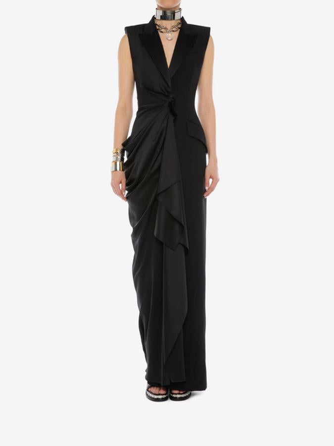 Vestido de drape de Alexander McQueen. Por 3.790 euros puedes hacerte con este vestido de esmoquin negro con drapeado asimétrico en satén de seda.