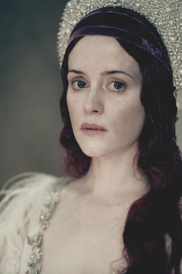 Claire Foy con una gran diadema con la versión de Julieta más real.
