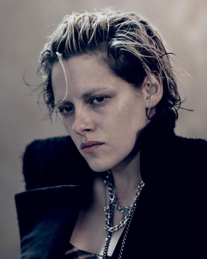 La actriz Kristen Stewart ha participado en el calendario Pirelli con una versión de Julieta más masculina.