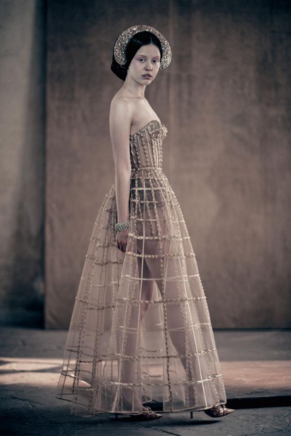 Mia Goth posó con un diseño semitransparente y una llamativa diadema.