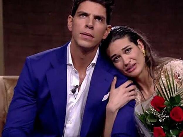 Diego Matamoros y Estela Grande en una imagen de su reencuentro dentro de la casa de 'GH VIP 7' tras tres meses separados.