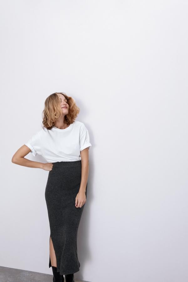 Esta falda midi de punto con abertura lateral de Zara Mum le resultaría súper cómoda a Malú durante su embarazo. Cuesta 25.95 euros.