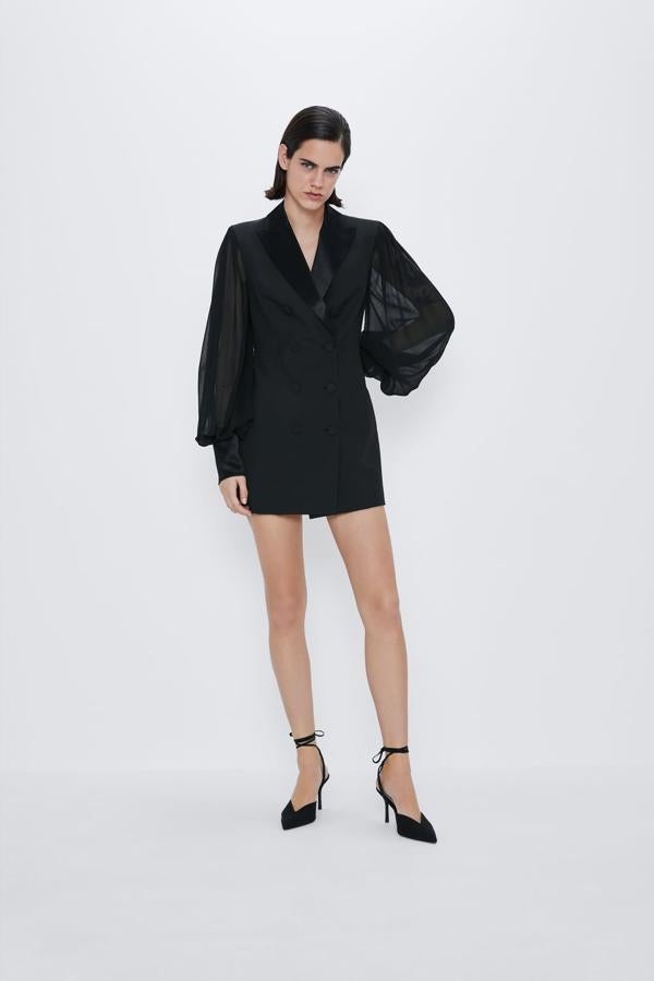 Vestido blazer negro con mangas semitransparentes de Zara (79,95 euros).