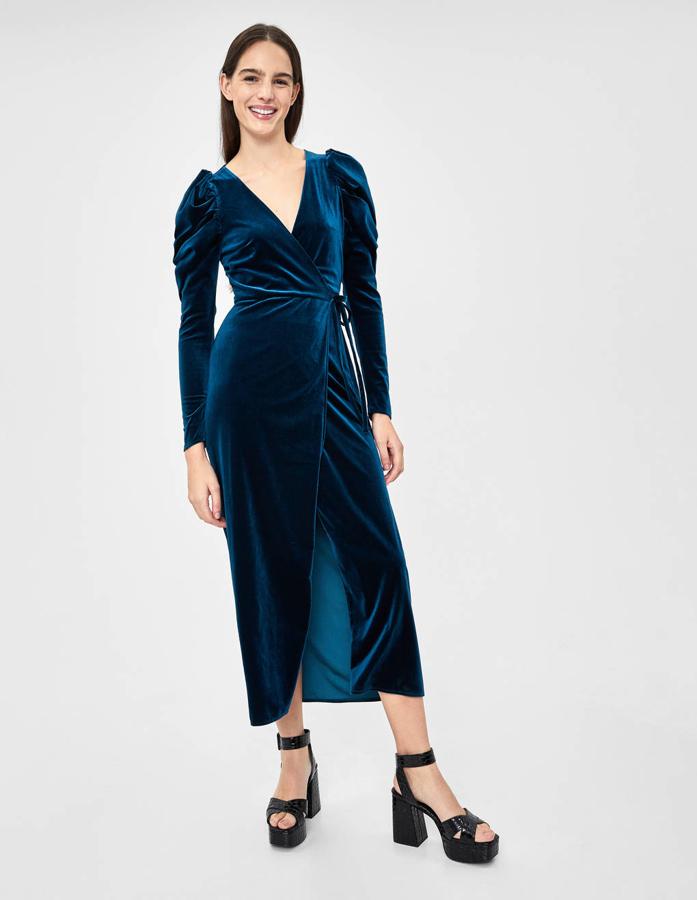 Vestido midi azul de terciopelo con falda cruzada y mangas abullonadas de Bershka (29,99 euros).