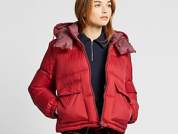 La versión de J.W. Anderson del plumífero rojo es diferente a la más clásica.