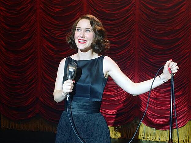 La señora Maisel sobre el escenario.