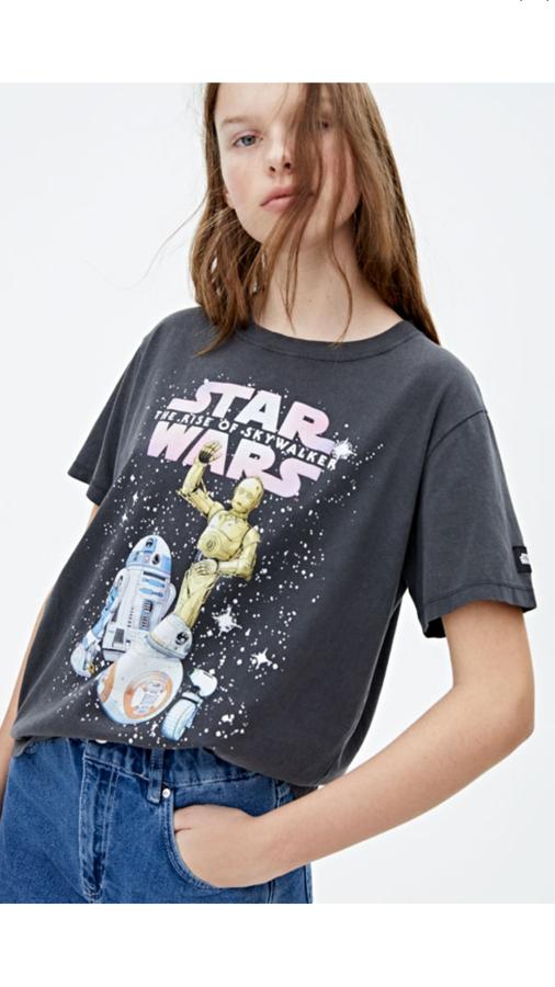Pull&Bear tiene una de las colecciones más extensas dedicadas a la saga, y entre las camisetas que más nos han gustado hemos encontrado esta en gris marengo con los robots más conocidos en el dibujo, por 12,99 euros.