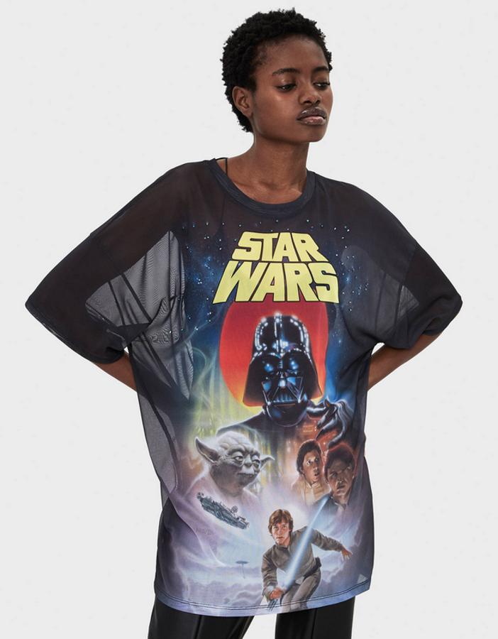 En tul, con el frontal dedicado a los personajes más clásicos de la saga, esta camiseta de Bershka con brillos cuesta 15,99 euros.
