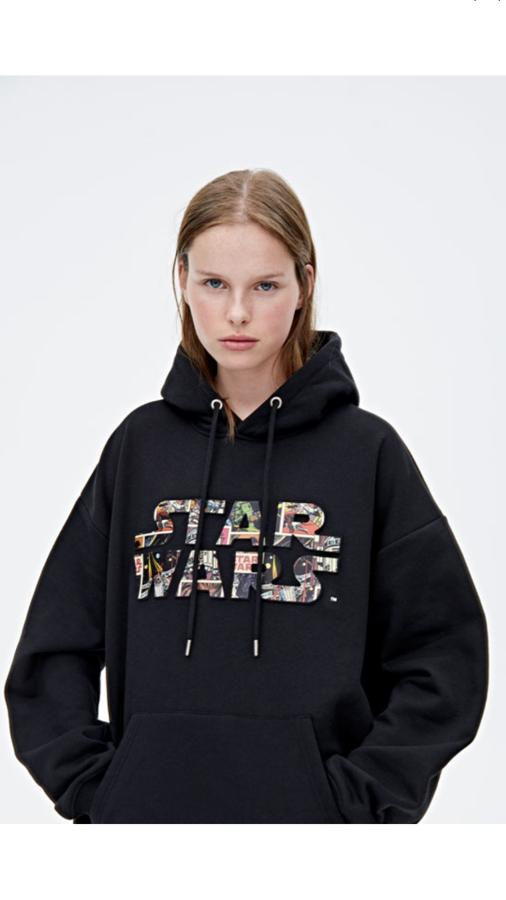 Con las letras en fondo cómic con imágenes de la saga, esta sudadera de Pull&Bear cuesta 29,99 euros y se está agotando en la talla XL.