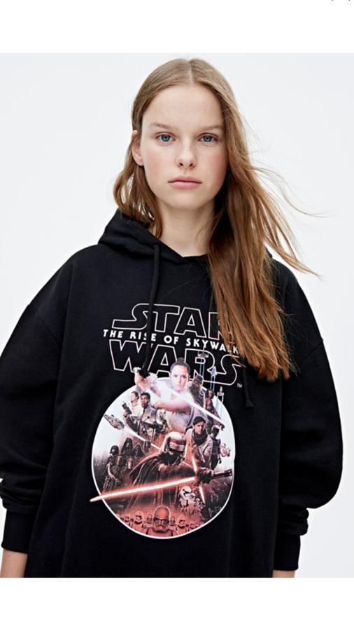 Con el póster de la película que se estrenará este mismo mes como motivo principal en tonos dorados y blancos, esta sudadera con capucha de Pull&Bear tiene un precio de 25,99 euros.