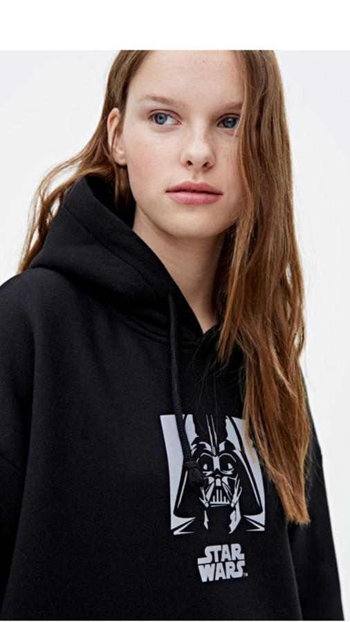 Con Darth Vader como motivo central, esta sudadera negra con capucha de Pull&Bear tiene un precio de 25,99 euros y está disponible en cinco tallas.