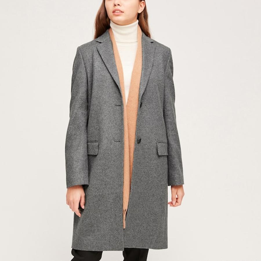 En cashmere gris y con el largo perfecto, es el abrigo ideal para ir calentita entre semana, combinado con estilismos sencillos. De Uniqlo, (129,90 euros).