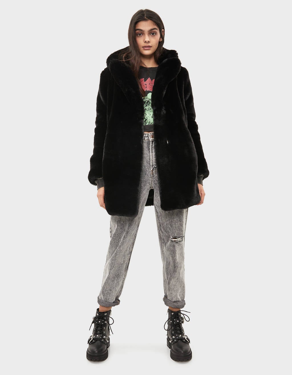 Abrigo pelo teddy de Bershka (59,99 euros).