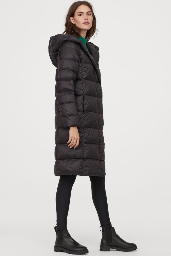 Plumífero XXL con capucha de H&M. (79,99 euros).