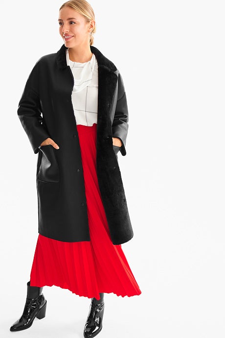 Abrigo reversible efecto piel de C&A. (89,90 euros).
