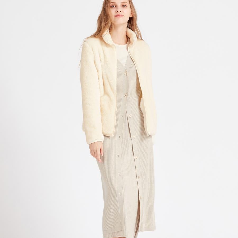 Los borreguitos son los abrigos más calentitos y suaves que existen. Gustosos y muy combinables, son los compañeros perfectos para cualquier look informal. De Uniqlo, (24,90 euros).