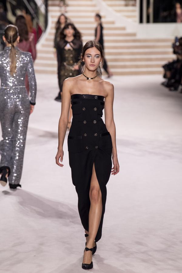 Este vestido de fiesta que es la perfección cosida a puntadas por su silueta súper favorecedora, su seductora abertura, su escote palabra de honor y su inspiración en la icónica 'petite veste noire'.