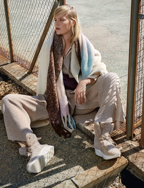 Total look de Woman Limited para El Corte Inglés. La riñonera es también de El Corte Inglés y los botines, de Stuart Weitzman.