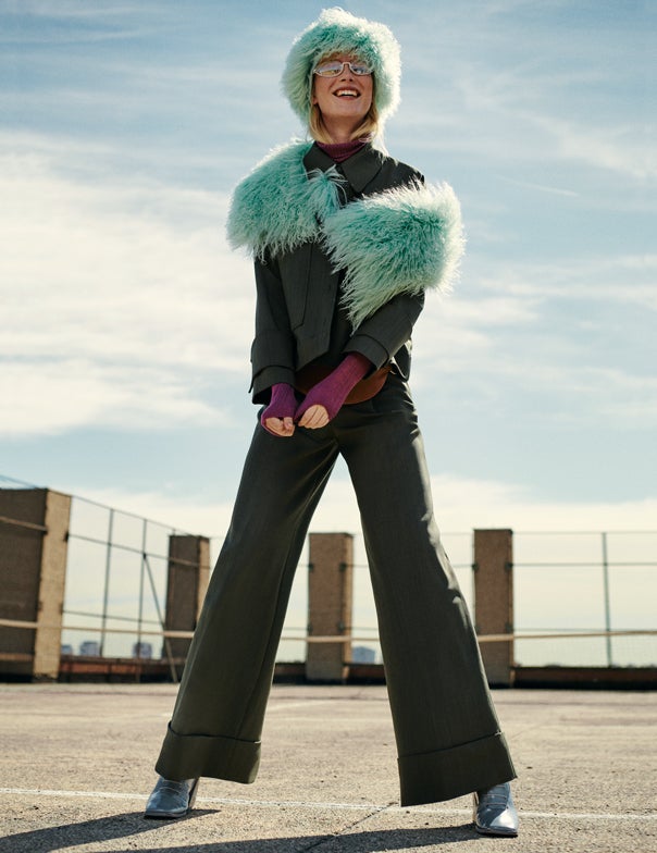 Chaqueta y pantalón de Cos, jersey de cuello alto de Woolrich y riñonera de El Corte Inglés. El gorro, la estola, los botines y las gafas son de Kenzo.