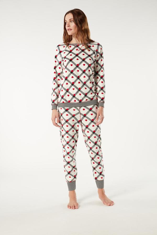 Pijama largo con estampado de corazones y lunares por 39,90 euros.