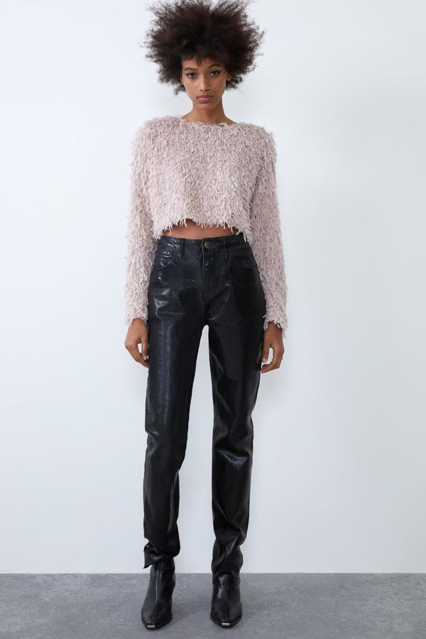 La única opción en tonos cálidos es esta sudadera corta de cuello redondo y manga larga en rosa empolvado. Cuesta 15,95 euros y únicamente en talla S.