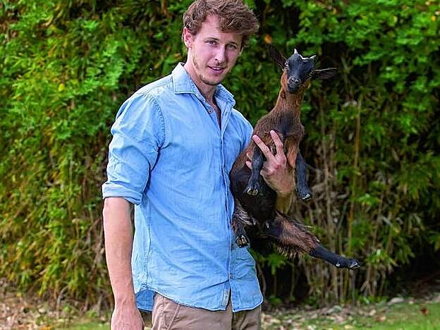 Nicolás Coronado con una de sus cabras.