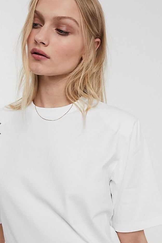 La misma camiseta con hombreras de Asos White, en blanco.