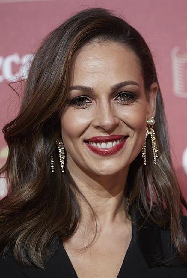 Eva González prefiere los maquillajes bronceados y luminosos, con labial rojo y mirada muy marcada.