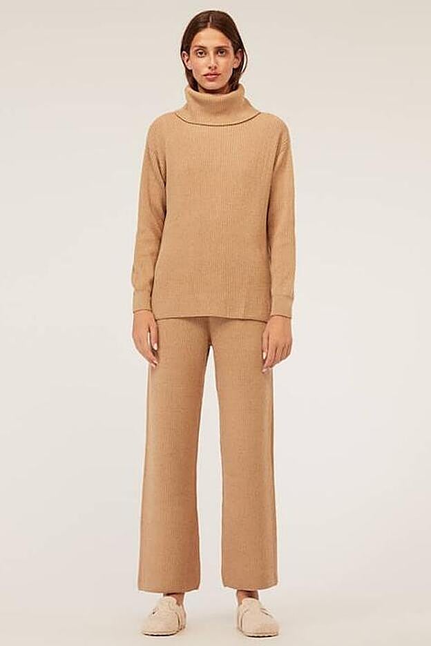Conjunto de canalé de jersey y pantalón ancho de Oysho.