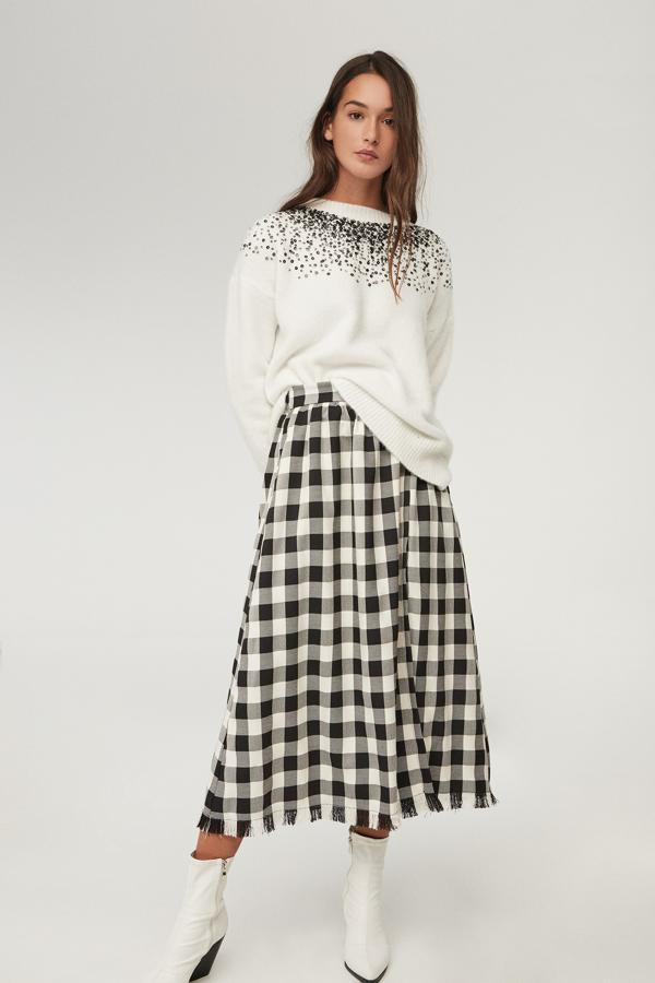 En estas señaladas fechas, y con un diseño tan ideal, hemos sido incapaces de resistirnos a este jersey de canesú de Sfera con aplique de lentejuelas. Disponible en blanco y color crudo, cuesta 29,99 euros.