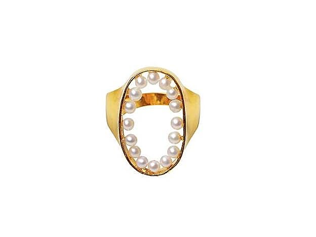 Anillo de perlas en plata chapada.