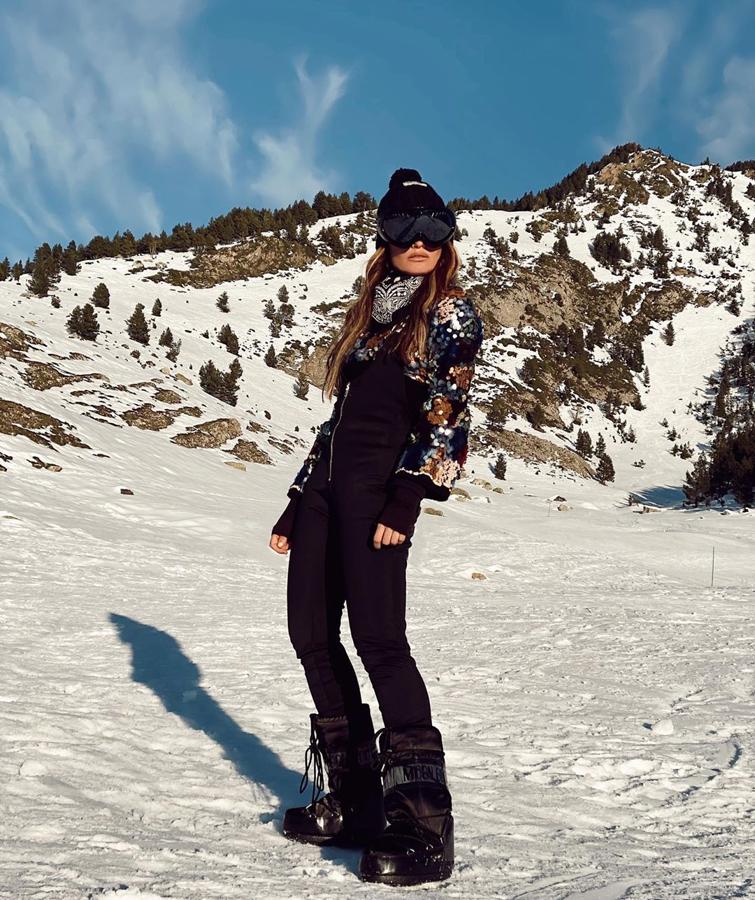 Madame de Rosa con un mono de Asos y jersey de lentejuelas de Zara.