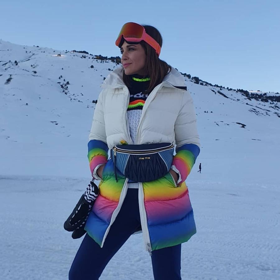 Paula Echevarría con riñonera de Miu Miu y abrigo de Perfect Moment.