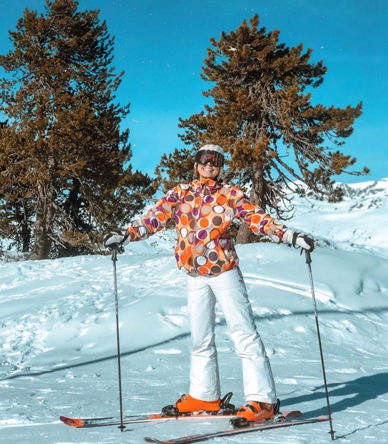 Sonia Marí con una chaqueta naranja estampada.