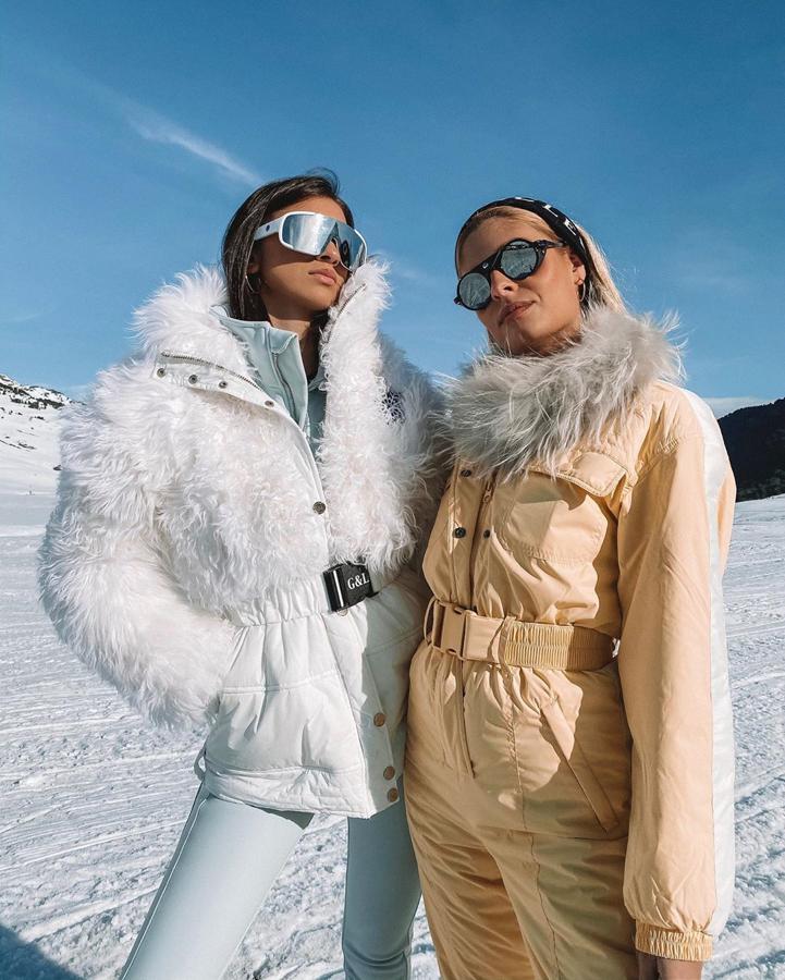 Meri Lozano con chaqueta con plumas de Guts&Love y Teresa Andrés con conjunto amarillo de Snowroller.