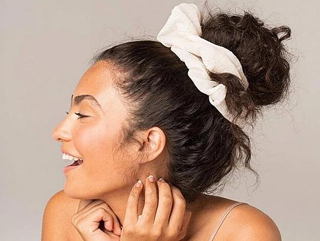 En blanco y con un par de vueltas, la forma más sencilla de llevarlo.