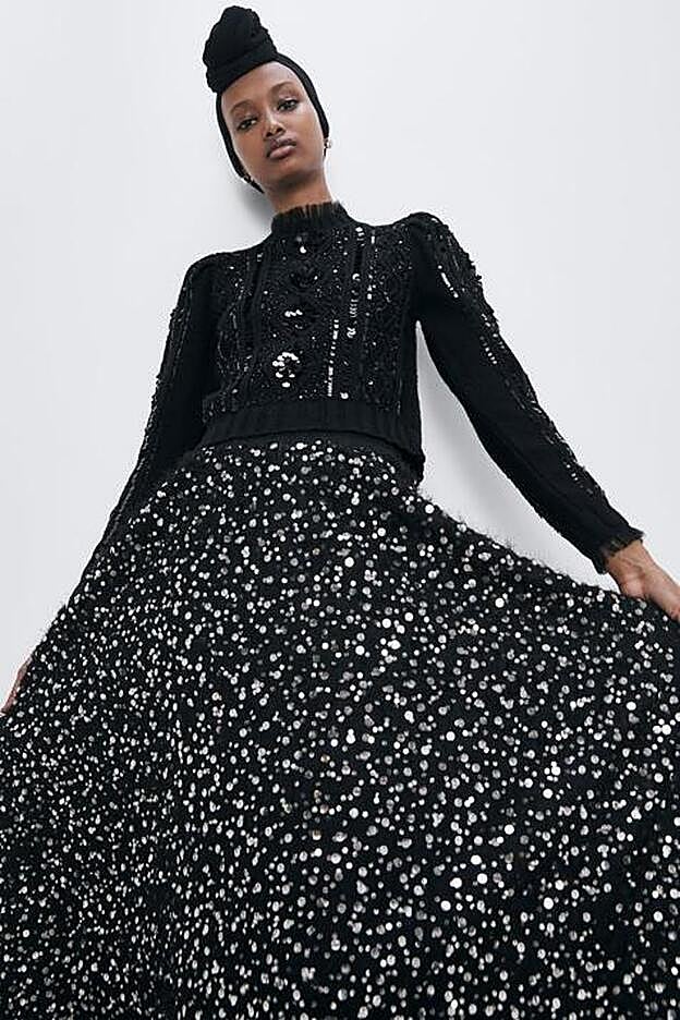 Perlas y lentejuelas conviven a modo de nieve en la falda negra de Zara.