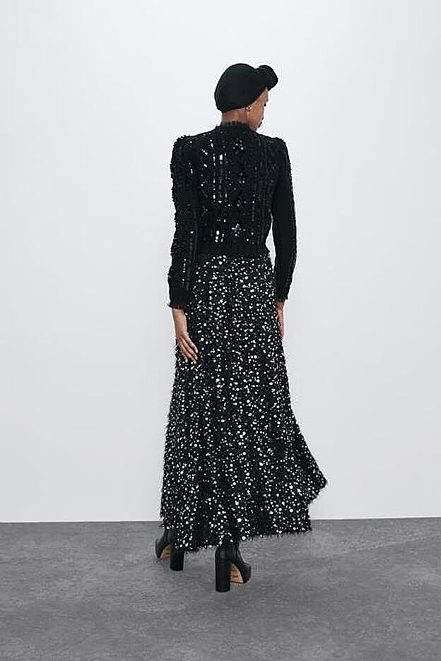 La falda de Zara tiene el largo hasta los tobillos y el bajo deshilachado.
