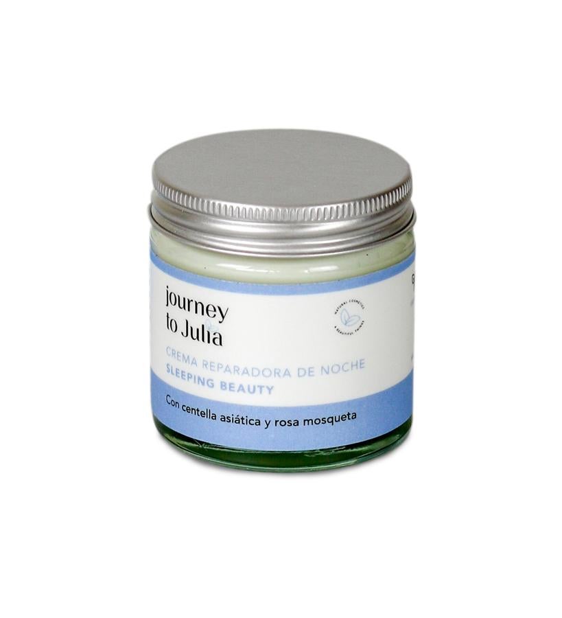 Después de un día con la piel expuesta a las bajas temperaturas, al frío y al viento, toca reconstruirla por la noche. Esta crema, rica en centella asiática y rosa mosqueta, actúa como una mascarilla mientras duermes. Llega hasta las capas más profundas, ayuda a activar la circulación, aportando hidratación a la piel y ayudando a su reparación desde el interior y la formación de colágeno.  Crema Reparadora de Noche de Journey to Julia  (27 €).