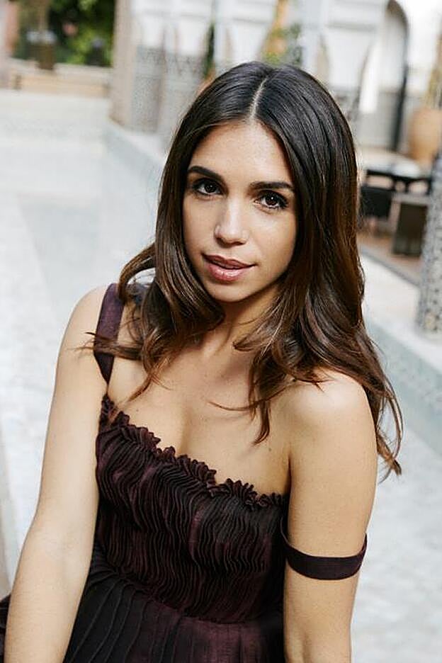 El maquillaje de Elena Furiase creado por Junior Cedeño para Dior Make Up.El vestido es de Dior, colección Crucero 2020.