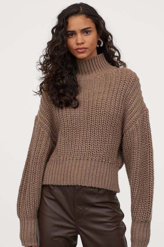 Jersey punto grueso con cuello cisne de H&M. (24,99 euros).