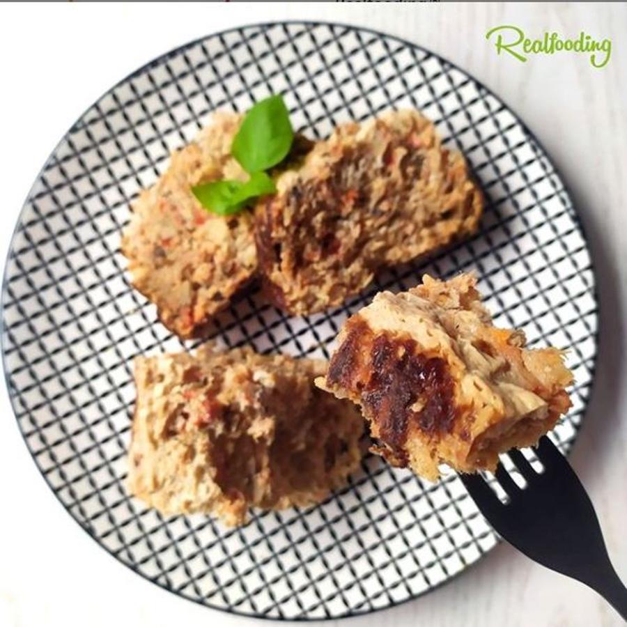 Ingredientes:-400 gr de pescado blanco (peso ya cocinado)-3 huevos-1 pimiento rojo asado-1/2 cebolla dulce-4 champiñones-Una pizca de sal-Cebolla en polvo-AlbahacaPreparación:Precalentamos el horno a 200ºC.⠀Desmenuzamos el pescado. Si usas pescado crudo, cocínalo antes (puedes hacerlo en el microondas en un par de minutos o bien a la plancha).Picamos el pimiento, los champiñones y la cebolla con la ayuda de una picadora.Batimos los huevos y juntamos todos los ingredientes en un bol.Sazonamos al gusto y vertemos la mezcla en un molde.Lo horneamos durante 25-30’, ¡y listo! Se puede comer frío o caliente, está bueno de ambas formas.