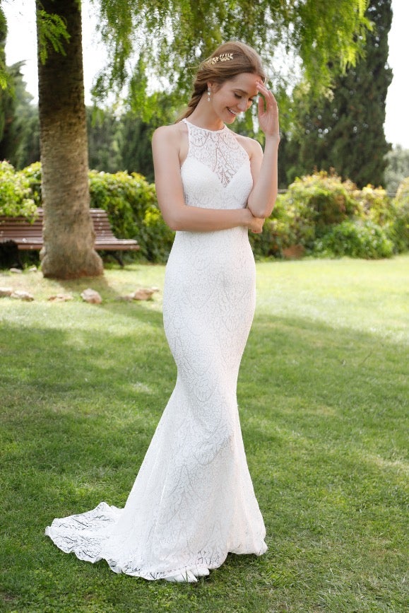 Si buscas un vestido de novia sexy, en la colección de Venca tienen este diseño de encaje con silueta sirena y escote halter por 179.99 euros.