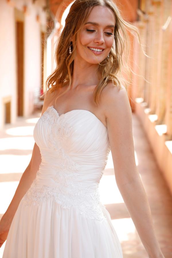 Un clásico: silueta princesa y escote palabra de honor con bordados joya. Este vestido de novia de Venca para la primavera 2020 cuesta 199.99 euros.